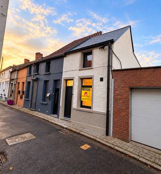 <p>Cette maison entièrement achevée et prête à emménager se distingue par son haut niveau de finition et l’utilisation de matériaux neufs et de qualité.</p>
<p>Située dans un environnement calme et agréable à Leuze, elle bénéficie d’une proximité avec de nombreux commerces et services, notamment Aldi, Lidl, une pharmacie et diverses autres commodités. Grâce aux axes routiers facilement accessibles, les villes environnantes sont également rapidement joignables.</p>
<p>Une habitation idéale pour ceux qui recherchent confort, qualité et tranquillité, sans travaux à prévoir !</p>
<p><strong><b>Composition du bien</b></strong></p>
<p><strong><b>Rez-de-chaussée :</b></strong></p>
<ul>
<li>Hall d’entrée</li>
<li>WC séparé</li>
<li>Séjour avec cuisine ouverte et espace salle à manger</li>
<li>Buanderie</li>
<li>Espace de rangement</li>
<li>Salle de bains équipée d’un meuble lavabo et d’une douche à l’italienne</li>
</ul>
<p><strong><b>Premier étage :</b></strong></p>
<ul>
<li>Hall de nuit</li>
<li>Deux chambres à coucher</li>
</ul>
<p><strong><b>Extérieur :</b></strong></p>
<ul>
<li><span>Une</span> <span>agréable</span> <span>terrasse</span> <span>ensoleillée,</span> <span>agrémentée</span> <span>de</span> <span>plantations,</span> <span>où</span> <span>vous</span> <span>pourrez</span> <span>profiter</span></li>
</ul>
<p><strong><b>Informations générales</b></strong></p>
<ul>
<li><b></b><strong><b>Performance énergétique (PEB) :</b></strong>162 kWh/m²/an – classe B</li>
<li><b></b><strong><b>Superficie du terrain :</b></strong>60 m²</li>
<li><b></b><strong><b>Revenu cadastral (RC) :</b></strong>205 €</li>
<li><b></b><strong><b>Chauffage :</b></strong>central au gaz naturel</li>
<li><b></b><strong><b>Installation électrique :</b></strong>conforme</li>
<li><strong>Offre à partir de € 164.000</strong></li>
</ul>
<p><strong><b>Informations complémentaires</b></strong></p>
<p>Certaines photographies ont fait l’objet d’une optimisation numérique ou d’un aménagement virtuel. Les éléments représentés peuvent donc légèrement différer de la réalité. Afin de vous faire une idée précise du bien, une visite sur place est recommandée.</p>
<p><strong><b>Ce bien vous intéresse ?</b></strong> Pour obtenir de plus amples informations ou organiser une visite, n’hésitez pas à nous contacter: 0486 72 70 73.</p>