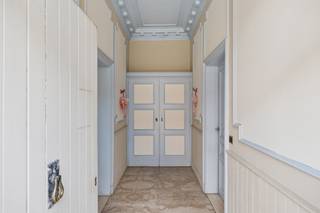 <p>Op een strategische locatie in <strong>Erembodegem </strong>bevindt zich deze instapklare woning met <strong>drie slaapkamers en een grote tuin</strong>. Via de inkomhal betreden we de <strong>ruime en lichtrijke leefruimte</strong>. Deze leefruimte bevat <strong>hoge plafonds,</strong> waardoor de ruimtes goed tot hun recht komen. Via de leefruimte is er toegang tot de <strong>geïnstalleerde keuken</strong>. Via de keuken betreden we nog een <strong>gezellige veranda</strong> waarin we gezellig kunnen eten. Via de veranda komen we in de <strong>prachtige en gezellige tuin</strong>. Deze tuin is <strong>zuidoostgericht</strong> en bevat dus zeer veel zoninval. Via de keuken kunnen we ook een <strong>bergruimte</strong> betreden waarin wasmachine en droogkast geplaatst kunnen worden en er nog een <strong>douchekabine</strong> is voorzien. Via een vaste trap betreden we de eerste verdieping, waar men <strong>drie slaapkamers</strong> vindt en een badkamer. Via een <strong>uittrekbare trap</strong> kunnen we de <strong>zolder</strong> betreden, die mits enkele werken kan omgetoverd worden tot nog <strong>extra kamers</strong>. Verder is er ook nog een kelder te betreden via een vaste trap. <strong>EPC (C) - Elektriciteit Conform - 12 Zonnepanelen - Dak vernieuwd. </strong>De vermelde prijs betreft een richtprijs. De verkoper behoudt zich het recht voor om elk bod, ongeacht de hoogte ervan, te aanvaarden of te weigeren. (Maatregelen opgenomen in het maatregelenregister: neen)</p>
