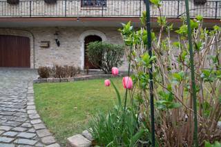 Energiezuinige en verzorgde bel-étage VILLA op een mooi perceel van 2.046m² centraal gelegen tussen Schilde en 's Gravenwezel.De villa heeft een...