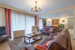 <p>Op de Edmond Machtenslaan in Sint-Jans-Molenbeek bevindt zich dit bijzonder goed onderhouden appartement met twee grote slaapkamers.<br />Het is gelegen op de eerste verdieping van een verzorgde residentie, bereikbaar met lift.</p><p></p><p>Het is een zeer ruim appartement (130m²) met formidabel terras langs de brede voorgevel.</p><p></p><p>Via de grote inkomhal met vestiaire en apart toilet kom je in de lichtrijke leefruimte die voldoende plaats biedt aan een groot salon en eetplaats.Hier is er rechtstreeks toegang biedt tot het vooraangelegen terras. Aansluitend bevindt zich de grote,afgesloten en geinstalleerde keuken.</p><p></p><p>Het appartement beschikt verder over twee volwaardige slaapkamers, waarvan één met toegang tot een tweede terras.</p><p></p><p>De badkamer is uitgerust met een ligbad, dubbele wastafel en een tweede toilet.</p><p></p><p>Een praktische kelderberging is inbegrepen in de verkoopprijs. Een garagebox in het gebouw kan mee aangekocht worden voor de meerprijs van 35.000 euro.</p><p></p><p>Het appartement uiterst geschikt voor liefhebbers van ruimte, strategische locaties en zonnig wonen.</p><p><br />EPC 231 kWh/m² jaar<br />Klasse E+</p>