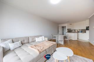 Goed onderhouden appartement op de vijfde verdieping van de residentie Hydro Palace. Het appartement heeft 1 slaapkamer en heeft een mooi uitzicht over Mariakerke. U bent vlakbij de Zeedijk en strand, ook de tramhalte is vlakbij om naar het centrum van Oostende of Middelkerke te gaan. Er is een zeer aangenaam terras waarop u kan genieten van de zon in de ochtend en de middag. De keuken en badkamer werden vernieuwd. Het appartement is momenteel verhuurd aan een correcte huurder. Dit appartement heeft een goede prijs/kwaliteit en is ideaal als tweede verblijf of als interessante investering. Contacteer ons kantoor voor uw plaatsbezoek!