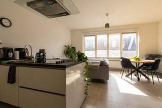 <div><div> <p>Gerenoveerd appartement.</p><p>Dit modern en volledig gerenoveerd appartement van ca. 50 m² is gelegen op de tweede verdieping en beschikt over een lichtrijke leefruimte met open keuken. De keuken is volledig geïnstalleerd en voorzien van een keramische kookplaat, dampkap, vaatwasser, oven en koelkast. Verder is er een slaapkamer van ca. 10 m² en een vernieuwde badkamer met douche, toilet en wastafelmeubel. De algemene onkosten bedragen € 35 per maand, als voorschot voor het privatieve waterverbruik en de elektriciteit van de gemene delen.</p></div> </div>