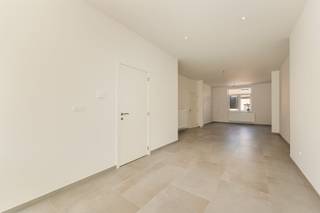 <p>Moderne, energiezuinige en instapklare woning met EPC-label A!</p><p>Ben je op zoek naar een moderne, comfortabele en energiezuinige woning waar je meteen kunt intrekken? Dan is deze prachtig afgewerkte woning zeker een bezoek waard!</p><p>Bij het binnenkomen word je verwelkomd in een aangename leefruimte met een nieuwe, moderne open keuken met kookeiland. Dankzij het grote schuifraam geniet je van veel natuurlijk licht en een mooi zicht op het goed georiënteerde tuintje, de ideale plek om in alle rust te ontspannen en te genieten van zonnige dagen.</p><p>Op het gelijkvloers bevinden zich bovendien een praktische technische berging/wasplaats en een apart toilet. Extra bergruimte vind je in de droge, goed verluchte kelder.</p><p>Op de eerste verdieping bevinden zich drie slaapkamers en een badkamer, waardoor de woning ideaal is voor een gezin, een koppel of wie graag een extra kamer heeft als bureau of hobbyruimte.</p><p>Ook op energetisch vlak scoort deze woning uitstekend. De woning is volledig goed geïsoleerd en beschikt over driedubbele beglazing, een condensatieketel, een ventilatiesysteem C en zonnepanelen. Dit alles resulteert in een EPC-label A, een belangrijke troef voor wie comfortabel en energiezuinig wil wonen.</p><p>De woning is bovendien volledig geschilderd en instapklaar, zodat je zonder grote werken meteen van je nieuwe thuis kunt genieten.</p><p>De troeven op een rij:</p><p>* Nieuwe open keuken met modern kookeiland<br />* Lichtrijke leefruimte met schuifraam naar het goed georiënteerde tuintje<br />* Drie slaapkamers<br />* Badkamer op de eerste verdieping<br />* Praktische technische berging/wasplaats en apart toilet<br />* Droge, goed verluchte kelder<br />* Uitstekende isolatie en driedubbele beglazing<br />* Condensatieketel en ventilatiesysteem C<br />* Zonnepanelen<br />* EPC-label A<br />* Volledig geschilderd en instapklaar</p><p>Een ideale combinatie van modern wooncomfort, praktische indeling en energiezuinig wonen. Plan vandaag nog je bezoek en ontdek zelf de troeven van deze woning!</p>