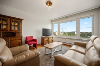 Dit instapklare appartement in Tienen biedt u een comfortabele en praktische woonruimte met een bewoonbare oppervlakte van 71,90 m². Gelegen in een goed gebouw op wandelafstand van centrum Tienen, combineert het zekerheden van een goede bouw met hedendaags wooncomfort en alle nodige voorzieningen in de buurt.<br /><br />Het appartement beschikt over twee ruime slaapkamers, ideaal voor koppels, kleine gezinnen of als thuiswerkplek. Daarnaast is er een functionele badkamer aanwezig, waar u in alle rust kunt ontspannen. Het appartement beschikt verder of een ruime leefruimte en eetplaats waar gezellig kan vertoefd worden.<br /><br />Praktisch en veilig parkeren is gegarandeerd dankzij de inbegrepen garagebox, iets wat steeds moeilijker te vinden is in het centrum van Tienen. Dit maakt het ideale woonst voor wie zowel comfort als gemak nastreeft.<br /><br />Wenst u graag een bezoek? Neem dan snel contact op!