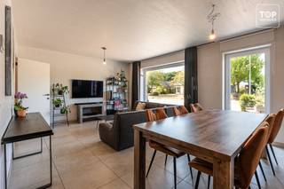 Dit instapklare en energiezuinige gelijkvloerse appartement, gebouwd in 2021, is gelegen in een kleinschalige residentie met slechts vier appartementen.<br /><br />Het appartement beschikt over een aangename, lichtrijke leefruimte met open keuken en een directe aansluiting op het terras.<br /><br />Verder zijn er twee ruime slaapkamers, waarvan één voorzien is van praktische maatwerkkasten, een apart toilet en een mooie badkamer met inloopdouche.<br /><br />In het appartement bevindt zich eveneens een praktische berging met de technieken en aansluiting voor de wasmachine.<br /><br />Daarnaast is er een zeer ruime zolder ter beschikking, ideaal als extra bergruimte.<br /><br />Dankzij het EPC-label A en de zonnepanelen is het appartement bijzonder energiezuinig.<br /><br />Buiten beschikt het appartement over een terras en een staanplaats aan de voorzijde en achteraan bevindt zich een aangename tuin met rechtstreekse toegang tot de garage.<br /><br />De rustige ligging nabij de dorpskern is een bijkomende troef. Winkels, scholen en andere voorzieningen bevinden zich in de nabije omgeving, terwijl de N9 zorgt voor een vlotte verbinding richting Gent en omliggende gemeenten.<br /><br />Een recent, energiezuinig en instapklaar appartement met twee ruime slaapkamers, tuin, garage, staanplaats en een zeer ruime zolder.<br /><br />Bel TOP Vastgoed voor meer informatie of een bezoek op 0475 700 700.