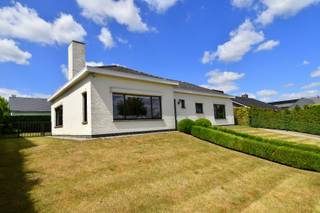 In het groene en geliefde Bellegem, waar rust en bereikbaarheid hand in hand gaan, vind je deze uitstekend onderhouden gelijkvloerse woning op...