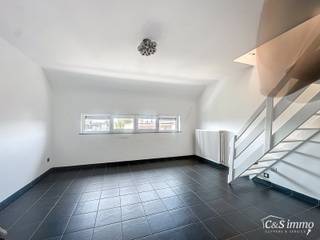 Duplexappartement gelegen op de tweede verdieping van een kleinschalig en rustig gebouw in het hart van Deurne. Dankzij de lage...