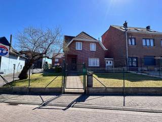 Karaktervolle, te renoveren gezinswoning met tuin gelegen in Meerbeke. Deze halfopen bebouwing beschikt op het gelijkvloers over een lichtrijke leefruimte, een keuken, een inkomhal met trap naar de eerste verdieping en een inpandige berging (14m²) met poort ideaal voor stockage of fietsen. Op de eerste verdieping vindt u een nachthal die toegang biedt tot drie volwaardige slaapkamers en een ingerichte badkamer met ligbad. De tuin bevindt zich aan de voorzijde van de woning. Langs de zijkant van het perceel is er parkeergelegenheid voorzien voor 2 wagens. De woning is gelegen in een zijstraat van een belangrijke gewestweg. Dit zorgt voor een vlotte bereikbaarheid naar Brussel, Gent en Aalst. Bovendien bevindt de woning zich vlakbij het centrum van Ninove, op fiets- en wandelafstand van openbaar vervoer, winkels en scholen. Deze woning biedt een uitstekende basis voor wie op zoek is naar een renovatieproject. Interesse? Vraag meer informatie of plan uw bezoek. Contacteer ons 054/69.68.67.