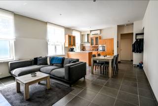 Appartement op 1e verdieping (lift aanwezig) met inkom, apart toilet, ruime leefruimte met open keuken. De keuken is voorzien van een keramische kookplaat, dampkap, oven, koelkast met vriesvakje en een dubbele wasbak. Het appartement heeft ook een berging, ingemaakte kasten, 1 slaapkamer en een badkamer met ligbad/douchescherm, lavabo en meubel. <br />Verder is er een fietsenberging, gemeenschappelijke tuin en een autostaanplaats.<br />Verwarming en koeling via airco, PVC ramen met hoog rendement beglazing, warm water met elektrische boiler. <br /><br />EPC-label B : 112 kWh / (m² jaar) > geen renovatieplicht<br />Elektrische keuring conform tot 14.03.2037<br />Prijs € 219.000<br />Meer info ? 📞 +32 486 20 67 65 📧 betty@zakenkantoor-roels.be 🌐 www.zakenkantoor-roels.be.