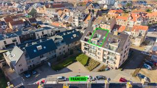 Ruim duplexappartement(EPC B!) met 3 slaapkamers, 2 badkamers en 2 zonnige terrassen in Westende: optie aankoop garage<br /><br />Dit prachtige duplexappartement met EPC-label B is gelegen in de Julien Soetaertstraat in Westende-Dorp en beschikt over een bewoonbare oppervlakte van maar liefst 109 m². Dankzij de doordachte indeling, de drie volwaardige slaapkamers, de twee badkamers en de twee zonnige terrassen biedt dit appartement een ideale combinatie van comfort, licht en buitenruimte.<br /><br />Op het eerste niveau vindt u de ruime leefruimte, die in verbinding staat met een van de terrassen, perfect voor gezellige momenten buiten of om van de zon te genieten. De open keuken is functioneel ingericht en vormt het centrale punt voor koken en samenzijn. alsook zijn er op dit niveau 2 slaapkamers, een badkamer en een ruime (was)berging.<br /><br />Op het bovenste niveau bevindt zich een volwaardige slaapkamer met ensuite badkamer, waardoor het appartement zeer geschikt is voor gezinnen, gasten of als tweede verblijf aan de kust. Daarnaast is er nog een ruim tweede terras, ideaal om in alle rust van buitenlucht te genieten.<br /><br />Dankzij de royale oppervlakte, de duplexindeling en de centrale ligging in Westende is dit appartement zowel geschikt als vaste woonst, tweede verblijf of investering.<br /><br />Er is de mogelijkheid om een garage te kopen bij het appartement in de residentie.<br /><br />Voor meer informatie of een bezoek kunt u contact opnemen met Inti op inti@immofrancois.be of 0499 74 89 74.<br /><br />