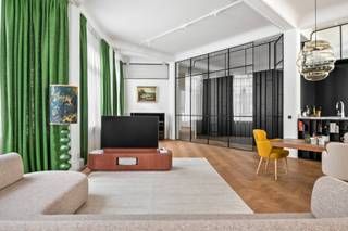 Modern chique is zonder twijfel de beste omschrijving voor deze unieke loft, gelegen op de tweede verdieping van het karaktervolle gebouw Compagnie Continentale d'Importation. Het pand werd volledig vernieuwd in 2022 en is te bereiken via een recent gerestaureerde, historische lift die meteen de toon zet. Bij het binnenkomen valt de rust onmiddellijk op dankzij het strakke lijnenspel tussen de inkomhal en de leefruimte. Hoge plafonds en een warme parketvloer versterken het gevoel van ruimte en elegantie. De keuken vormt het absolute hart van de leefruimte en is een echte blikvanger: een combinatie van verfijnd maatwerk en marmeren accenten creëert een stijlvolle maar ook uiterst functionele leefkeuken, die bovendien beschikt over een aparte, praktische berging. De leefruimte vormt het centrale punt van de loft en verbindt twee aparte vleugels. In de ene vleugel leidt een gang met volledig ingemaakte kasten naar twee slaapkamers en een luxueuze badkamer in mortex, met een vrijstaand bad, een royale inloopdouche en een verfijnde wastafel. Ook een aparte wasruimte bevindt zich aan deze zijde. In de andere vleugel ligt de master bedroom, grenzend aan een tweede badkamer. Overal werd gekozen voor kwalitatieve materialen en een topafwerking, aangevuld met een domoticasysteem. Absolute troef is het uitzonderlijke dakterras van ca. 120 m² met buitenkeuken, zonwering, douche en toilet. Autostaanplaats, fietsenstalling en kelder van 150 m² met wijnkelder en keuken inbegrepen.<br /><br />
<div>
<div>
<div>
<p>Ondanks de centrale ligging, bevindt deze loft zich in een rustige buurt. Geniet van de nabijheid van alle voorzieningen die Antwerpen te bieden heeft, zoals boetieks, restaurants en culturele attracties, terwijl je toch kunt ontspannen in een vredige omgeving. Openbaar vervoer is eveneens op loopafstand, wat het dagelijkse leven nog gemakkelijker maakt.</p>
</div>
</div>
</div>