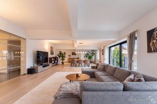 Appartement met een bewoonbare opp. van ca 300m² en garage op toplocatie te koop in centrum IeperIn de Schotlandstraat, aansluitend aan de Leet van Ieper, vinden we residentie 'Leet en Loft'.Dit appartement geniet van een royale bewoonbare oppervlakte van maar liefst 299m² die zich strekt over de gehele tweede verdieping, een zeer centrale locatie en een eigen garage.Indeling:GLV: Garage - bergruimteV+2: Inkom - leefruimte met parketvloer - keuken voorzien van frigo met vriesvak, microgolf, heteluchtoven, keramisch kookblad en vaatwas - wasruimte - hal - 2 slaapkamers, elk voorzien met hun eigen badkamer met douche - 2 aparte toiletten - bergruimteExtra's:* EPC: B* CV op gas met vloerverwarming en radiatoren* Toplocatie* Zeer ruime bewoonbare oppervlakte* Ventilatiesysteem: C