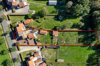 Ontdek deze ruime, gerenoveerde woning, gelegen aan de Steenweg op Rijkevorsel in Merksplas. De woning geniet van een toplocatie vlak bij Merksplas Kolonie, omgeven door groen en rust. Met een perceel van meer dan 2.000 m² en een energiezuinig EPC-label B biedt deze eigendom een ideale combinatie van ruimte, comfort en energiezuinigheid. De aanwezigheid van paardenstallen en een praktische werkplaats in de tuin maakt deze woning bovendien bijzonder interessant voor paardenliefhebbers, hobbyisten of wie op zoek is naar extra ruimte en mogelijkheden.<br /><br />Indeling:<br /><br />Kelder:<br />- Verwarmde kelder<br />- Wasplaats<br /><br />Gelijkvloers:<br />- Inkomhal met apart toilet<br />- Woonkamer<br />- Berging<br />- Achterinkom<br />- Keuken<br />- Slaapkamer boven keuken<br /><br />1ste verdieping:<br />- Badkamer<br />- Slaapkamer 1<br />- Slaapkamer 2<br /><br />2de verdieping:<br />- 3 slaapkamers<br />- Zolderruimte<br /><br />Buiten:<br />- Ruime oprit<br />- Fietsenberging<br />- koer<br />- Werkplaats/Tuinhuis<br />- Paardenstallen<br />-Ruime tuin met zicht op groen<br /><br />Bijzonderheden:<br />- EPC B<br />- Asbestvrij<br />- Airco<br />- Zonnepanelen<br />- Gedeeltelijk vloerverwarming<br />- Domotica<br />- Sonos installatie<br />- Kwaliteitsvolle ingebouwde kasten<br />- Erfpacht<br /><br /><span>Bekijk ook zeker de matterport en luchtbeelden op www.albert.immo</span><br /><span>Mis deze kans niet en plan een bezoek in!</span><br /><br /><span>toon.vermeiren@albert.immo</span><br /><span>0486 905 950</span><br /><span>www.albert.immo</span><br /><br /><span>Bij Albert kom je thuis!</span>