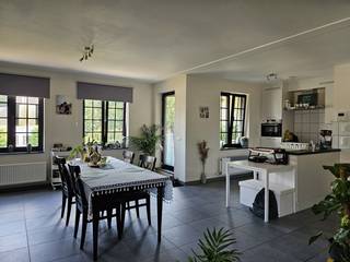 Op de eerste verdieping van een verzorgd gebouw met lift bevindt zich dit aangename appartement, op wandelafstand van het centrum van Vosselaar...