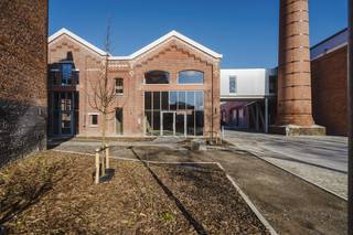 Belle unité patrimoniale rénovée d'environ 350 m² avec une fonction show-room (showroom) /bureau sur 2 niveaux, comprenant 2 places de...