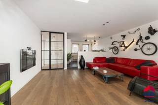Ruime gezinswoning met tuin en ruime garage gelegen in rustige buurt. Indeling: inkomhal, gastentoilet, living met aparte bureau ruimte, open keuken,...
