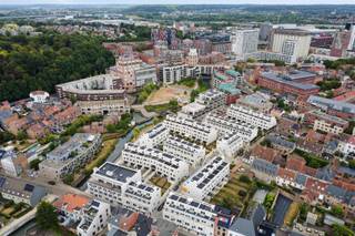 <p><span>In de vernieuwde stadswijk DijleDelta-Bottelarij, gelegen tussen het Klein Begijnhof en de bruisende Vaartkom, bieden wij u met trots deze multifunctionele woning aan. Dit nieuwbouwproject bevindt zich op wandelafstand van het historische centrum van Leuven en geniet van een goede bereikbaarheid met een vlotte verbinding naar belangrijkste invalswegen en werd in 2025 gerealiseerd door de gerenommeerde projectontwikkelaar Virix en ontworpen door Robbrecht & Daem architecten.</span></p><p><span> </span></p><p><span>Met een bewoonbare oppervlakte van maar liefst 222 m² biedt deze energiezuinige woning bijzonder veel ruimte en tal van mogelijkheden. De woning wordt semi-afgewerkt aangeboden, inclusief alle technieken, chape en pleisterwerken, zodat u de afwerking volledig naar eigen smaak kunt realiseren.</span></p><p><span> </span></p><p><span>Op het gelijkvloers bevindt zich een inkomhal met vestiaire, berging en gastentoilet, een lichtrijke leefruimte met zicht op de gezellige stadstuin en een keuken met aansluitvoorzieningen. De eerste verdieping omvat een nachthal, twee volwaardige slaapkamers, een badkamer, een apart toilet, een berging en een master bedroom met een en suite badkamer. </span></p><p><span> </span></p><p><span>De absolute meerwaarde van deze woning bevindt zich op de tweede en derde verdieping. Deze beschikken over drie bijkomende kamers/studentenkamers, een badkamer, een apart toilet, een keuken en een terras. Dankzij de aparte inkom is dit gedeelte uitermate geschikt voor de verhuur van studentenkamers, als zorgwoning of als uitbreiding van de gezinswoning. En dit steeds binnen de geldende regelgeving.</span></p><p><span> </span></p><p><span>Daarnaast beschikt de woning over een onderhoudsvriendelijke stadstuin met terras waar het heerlijk vertoeven is en bestaat de mogelijkheid om één of meerdere autostaanplaatsen bij aan te kopen.</span></p><p><span> </span></p><p><span>Kortom, deze energiezuinige, ruime en multifunctionele woning met stadstuin in het centrum van Leuven is zeker uw bezoek waard.</span></p><p><span> </span></p><p><span>Verkoop onder het btw-stelsel. Het verlaagde btw-tarief van 6% is mogelijk, mits voldaan wordt aan de geldende voorwaarden.</span></p><p><span> </span></p>