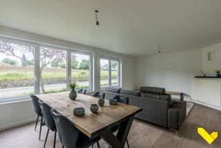 <p><strong>Instapklare woning op toplocatie in Tessenderlo-Ham</strong></p>
<p></p>
<p><strong>Op zoek naar een woning waar je zó kan intrekken? Deze charmante en volledig vernieuwde woning ligt op wandelafstand van de markt van Tessenderlo-Ham en combineert comfort, locatie en investeringspotentieel.</strong></p>
<p></p>
<p><strong>De woning beschikt over 3 volwaardige slaapkamers en werd recent grondig opgefrist. Zo geniet je van een nieuwe badkamer, een moderne, volledig uitgeruste keuken, nieuwe ramen en een nieuwe gasverwarmingsketel. Alles is al gedaan – verhuizen maar.</strong></p>
<p></p>
<p><strong>Dankzij de centrale ligging zijn winkels, scholen, openbaar vervoer en horeca vlot bereikbaar. Dit maakt de woning ideaal als starterswoning, maar ook perfect geschikt als opbrengsteigendom met een vlotte verhuurbaarheid.</strong></p>
<p></p>
<p><strong>Troeven op een rij:</strong></p>
<ul>
<li><span><strong> </strong></span><strong></strong><span><strong> </strong></span><strong>Wandelafstand van de markt van Tessenderlo-Ham</strong></li>
<li><span><strong> </strong></span><strong></strong><span><strong> </strong></span><strong>3 slaapkamers</strong></li>
<li><span><strong> </strong></span><strong></strong><span><strong> </strong></span><strong>Nieuwe keuken en badkamer</strong></li>
<li><span><strong> </strong></span><strong></strong><span><strong> </strong></span><strong>Nieuwe ramen en gasverwarmingsketel</strong></li>
<li><span><strong> </strong></span><strong></strong><span><strong> </strong></span><strong>Instapklaar </strong></li>
<li><span><strong> </strong></span><strong></strong><span><strong> </strong></span><strong>Ideaal voor starters of investeerders</strong></li>
<li><strong><span>Volledig geschilderd</span></strong></li>
</ul>
<p></p>
<p><strong>Een woning met deze combinatie van locatie, vernieuwing en prijs-kwaliteit is zeldzaam. Mis deze kans niet!</strong></p>
<p><strong><br /><br /></strong></p>