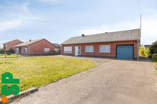 Te renoveren woning met ruime tuin op centrale ligging in Meerhout<br /><br />Op een uitstekende en centrale locatie in Meerhout bevindt zich deze te renoveren gelijkvloerse woning op een royaal perceel van maar liefst 1.640 m². Met een bewoonbare oppervlakte van 101 m² biedt deze eigendom mogelijkheden voor wie op zoek is naar een woning die volledig naar eigen smaak kan worden ingericht.<br /><br />Bij het betreden van de woning komt u in de inkomhal, die toegang biedt tot de verschillende ruimtes. Links bevindt zich de lichtrijke woonkamer/leefruimte. Verder geeft de hal toegang tot drie slaapkamers, de badkamer, de keuken en de inpandige garage.<br /><br />De keuken vormt een centrale doorgang naar de badkamer, die op haar beurt toegang verleent tot de ruime tuin. Deze indeling biedt interessante mogelijkheden voor een praktische herinrichting.<br /><br />Daarnaast beschikt de woning over een ruime zolder en een kelder, ideaal voor extra opslag of verdere inrichting. Buiten geniet u van een grote tuin met een bijgebouw/werkplaats, perfect voor hobbyisten of zelfstandigen.<br /><br />Troeven van deze eigendom:<br /><br />- Centrale ligging in Meerhout<br />- Ruim perceel van 1.640 m²<br />- Volledig gelijkvloerse woning<br />- 3 slaapkamers<br />- Inpandige garage<br />- Grote zolder en kelder<br />- Ruime tuin met bijgebouw/werkplaats<br />- Tal van renovatiemogelijkheden<br /><br />De woning heeft een EPC-label F, wat betekent dat een renovatieplicht van toepassing is.<br /><br />Bent u op zoek naar een woning met potentieel op een toplocatie? Dan is dit pand zeker een bezoek waard!<br /><br />Voor meer informatie of een bezoek ter plaatse, kan u contact opnemen met IMMO SP via 014/59 10 20 of mailen naar jill@immosp.be<br />Benieuwd naar de waarde van uw eigen woning? Vraag vrijblijvend een gratis verkoopanalyse aan – wij helpen u graag verder!