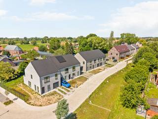 Nieuwbouwwoningen in Menen op rustige en vlot bereikbare liggingOntdek deze moderne nieuwbouwwoningen in de Charles Cappellestraat in Menen. U woont er in een rustige buurt, vlak bij winkels, scholen en belangrijke invalswegen richting Kortrijk, Ieper en Gent.De woningen combineren hedendaagse architectuur met comfort en energiezuinigheid. Ze beschikken over een lichtrijke leefruimte, open keuken, 3 slaapkamers, moderne badkamer en extra bergruimte of zolder. Afhankelijk van het type geniet u bovendien van een garage of carport.Dankzij zonnepanelen en een kwalitatieve afwerking woont u duurzaam én comfortabel.Ideaal voor wie op zoek is naar een stijlvolle, energiezuinige woning op een centrale locatie.Een bezoek gewenst? Neem dan contact op met Emiel via: emiel@immobeguin.be