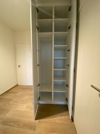 Ligging:<br />Het appartement bevindt zich op een zeer goede ligging in hartje Geel.<br />Er is een vlotte verbinding naar de meeste verbindingswegen.<br />Er is een lift aanwezig in het gebouw.<br /><br />Beschrijving:<br />Het appartement gelegen op de derde verdieping bestaat uit:<br />- Inkom voorzien van een mooi ingemaakte kast<br />- Gezellige woonruimte <br />- Ingerichte keuken voorzien van vaatwasser, oven, keramische kookplaat, dampkap met afstandsbediening, spoelbak en koelkast met vriesvak.<br />- 1 slaapkamer voorzien van een mooi ingemaakte kast<br />- Badkamer met enkele lavabomeubel, toilet en een douche<br />- Berging met aansluiting wasmachine<br />- Gezellig terras met prachtig uitzicht<br />- Ondergrondse autostaanplaats (nr 43)<br />- Ondergrondse fietsenstalling (nr 5)<br />- Ondergrondse kelderberging (nr 40)<br /><br />Extra:<br />- De huurprijs bedraagt € 750,00 per maand + gemeenschappelijke kosten €50,00 per maand<br />- Het appartement is beschikbaar vanaf 01/01/2027<br />- Er is overal verlichting voorzien<br />- Gordijnrails zijn voorzien<br /><br />Uitsluitend via onze website www.vastengoed.be kan u een bezichtiging inplannen op de vooropgestelde bezoekmomenten. Voor andere vragen kan u het kantoor bereiken op het nummer 014/72.73.74.
