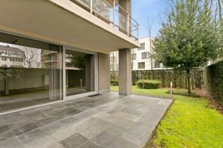 Dit prachtig gelijkvloers appartement met exclusief en privatief genot van de tuin 389m2 is gelegen in een doodlopende straat in Mariakerke Residentie Gheldof is een kleinschalig project (10 appartementen) gebouwd in het jaar 2006 door Belim Bouwteam. Het appartement met een bewoonbare oppervlakte van 128m2 werd afgewerkt met kwalitatief hoogstaande materialen zoals een natuursteen vloer, parket. Het omvat een inkomhal met apart toilet, een ruime zuidoost gericht living (parket) met open geïnstalleerde keuken. Naast de keuken bevindt zich een ruime berging - wasplaats. Verder zijn er 3 ruime slaapkamers en een mooie badkamer (douche, ligbad, dubb. lavabo). Vanuit de leefruimte kan je via een schuifraam het zonneterras betreden en genieten van de privatieve tuin. In de tuin staat ook nog een tuinberging voor tuingerief. Ondergronds dient een parking bijgekocht te worden. (25.000€) Er is een fietsenberging buiten in de tuin. Thans verhuurd.