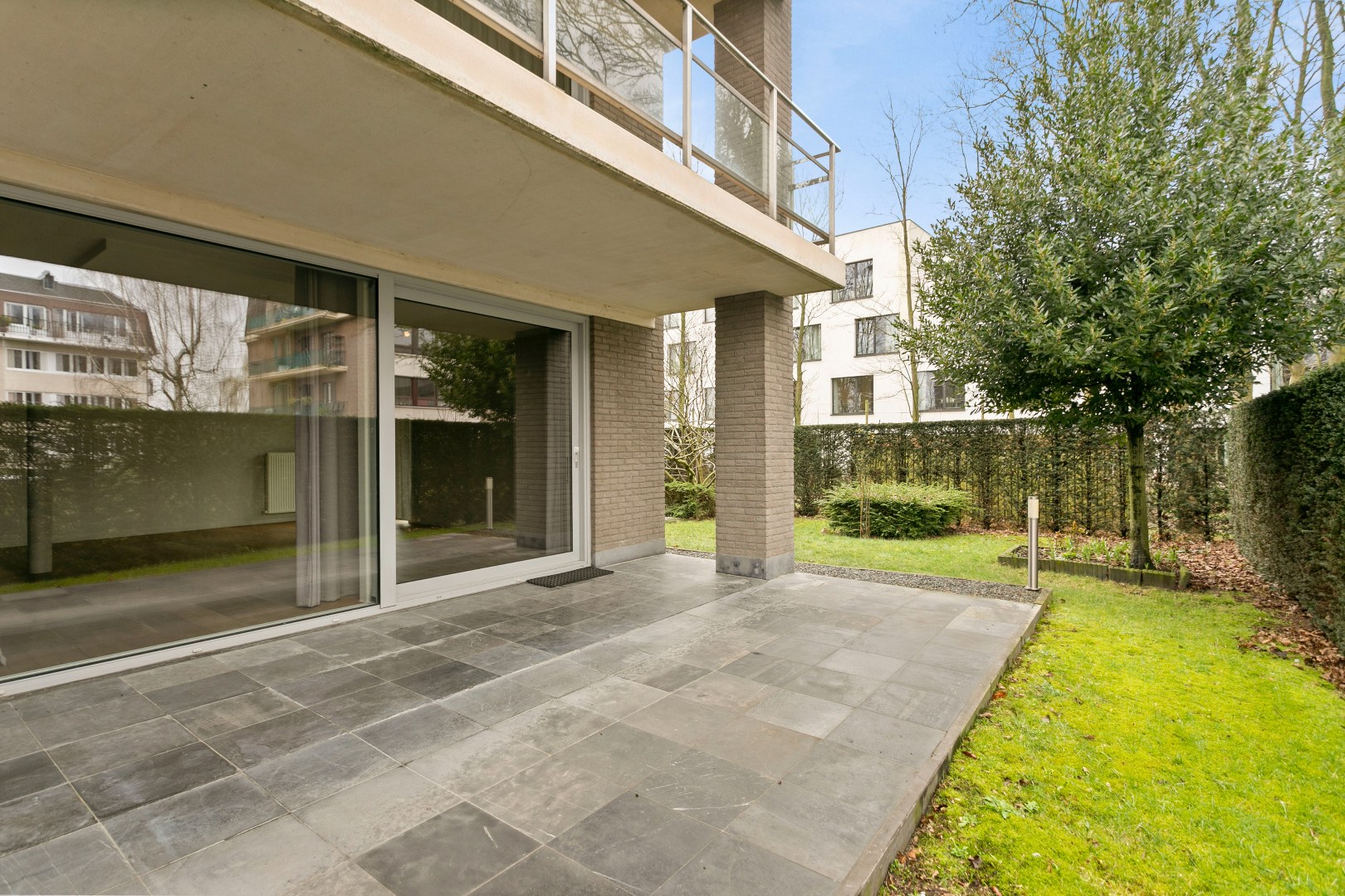 Prachtig gelijkvloers 3 slaapkamer appartement met tuin van 389m2 - foto 1