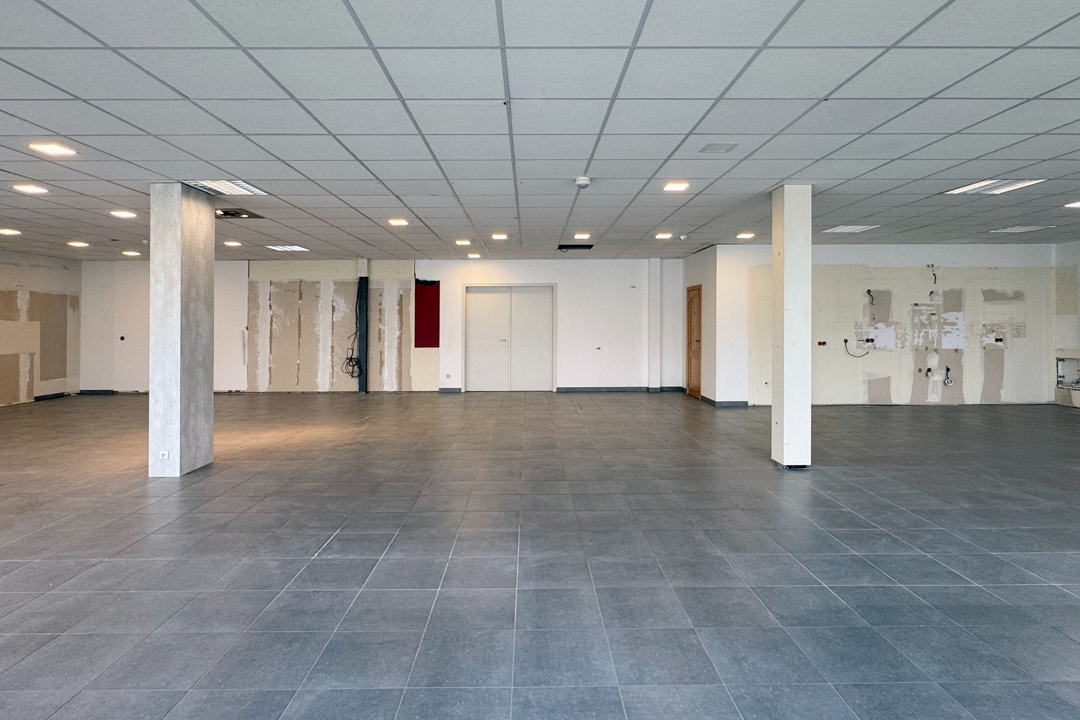 Multifunctioneel bedrijfsgebouw van 1.120 m² op perceel van 2.411 m² - foto 2