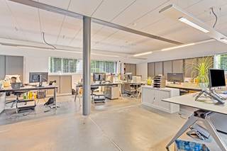 Deze kantoorruimte maakt deel uit van een vrijstaand kantoorgebouw gelegen aan de Rijkmakerlaan in Essen, binnen een gekend industriegebied dat vlot bereikbaar is en een uitstekende ontsluiting geniet.De gelijkvloerse kantoorruimte is praktisch en functioneel ingedeeld en omvat:- balie-/bureauruimte- open kantoorruimte- kleine afgesloten kantoorruimte- bergruimteGemeenschappelijke delen:- inkomhal- toiletten- lift- polyvalente ruimte/refter met keuken- buitenterrassenBijzonderheden:- goed uitgerust met o.a. zonnewering, airconditioning en alarminstallatie- mogelijkheid tot combineren met een andere unit binnen het gebouw, afhankelijk van uw noden- verbruik van water, elektriciteit en gas, alsook onderhoud van het gebouw en sanitair wordt verrekend via een vaste kost- parkeerplaatsen te bespreken- mogelijkheid tot plaatsing van reclame (te bespreken)(Ver-)kopen of (ver-)huren in de regio Kalmthout / Essen?Met al uw vragen kan u steeds bij ons terecht.Dewaele Vastgoed met Advies.