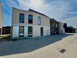 Ontdek dit exclusieve nieuwbouwproject in het centrum van Assenede, op de hoek van de Diederikstraat en de Kriekerijstraat. Dit kleinschalige project omvat vijf stijlvolle appartementen en twee moderne woningen, waarbij comfort, energiezuinigheid en een hoogwaardige afwerking centraal staan. Elke entiteit beschikt over een private parkeerplaats en bewoners kunnen gebruikmaken van een gemeenschappelijke fietsenberging. Bovendien krijgt u als koper nog de vrijheid om zowel de keuken als de badkamermeubels volledig naar eigen smaak samen te stellen, zodat uw nieuwe thuis perfect aansluit bij uw persoonlijke woonwensen.<br /><br />Dit stijlvolle gelijkvloerse appartement beschikt over een bewoonbare oppervlakte van 105,30 m² en omvat 2 ruime slaapkamers, een lichtrijke leefruimte met open keuken en een praktische bergruimte voor technieken en wasplaats.<br /><br />Buiten geniet u van een privatieve tuin van 21,56 m² met een aangenaam terras van 10,56 m², ideaal om in alle rust te ontspannen.<br /><br />Een extra troef is de volledig afzonderlijke inkom, waardoor u het appartement kunt bereiken zonder gebruik te maken van de gemeenschappelijke delen.<br /><br />Meer info of een bezoek? Bel WIJSvastgoed +32 9 395 80 10 !