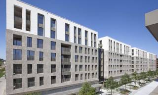 Hoekappartement B11.508 op de 5de verdieping bevindt zich in residentie ‘The Meridian’ en heeft een opp. van ca. 100 m². Het app. omvat een inkom met gastentoilet, berging, badkamer, apart toilet, 2 slpk., leefruimte met open keuken en ruim terras (ca. 50 m²) met zicht op de binnentuin. Het app. is voorzien van vloerverwarming, warmtepomp en handdoekradiator.<br />Bij elk app. hoort een ondergrondse autostaanplaats en/of garagebox. Deze dient apart bij aangekocht te worden. Verder kun je een kelderberging of oplaadpunt bijkopen.<br />Vrije keuze bij verschillende leveranciers voor de binnen afwerking (vloertegels, badkamer &amp; keuken, etc.) Meer info? Contacteer onze sales consultants Inge Vancluysen of Marisa Marasco op het nr. 011 41 33 23.