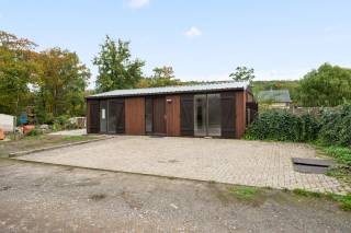 Mooie, recent opgefriste en rustig gelegen bungalow op 12a28 in een opgewaardeerde buurt, ideaal voor de rustzoeker. Gelegen op minder dan 10 minuten van E314.<br />Grote slaapkamer, ruime living met open keuken, badkamer met ligbad en dubbele douche, ruime berging, inkomhal en terras van 20 m².<br />Keuken voorzien van afwasmachine, oven, microgolfoven en keramische kookplaat.<br />Ruime oost gerichte en onderhoudsvriendelijke tuin.<br />Permanente bewoning is toegestaan.<br />De bungalow mag uitgebreid worden tot 80 m². Fundering is reeds aanwezig.