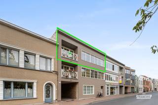 Bent u op zoek naar een instapklaar appartement aan de kust met ruimte, comfort én een uitstekende ligging? Dan is dit bijzonder aangenaam appartement in Blankenberge beslist een bezoek waard. Gelegen aan een rustig en groen park combineert deze woning een serene woonomgeving met een centrale ligging, waarbij het bruisende centrum en de zeedijk zich op wandelafstand bevinden.<br /><br />Het appartement werd vernieuwd en uitstekend onderhouden, waardoor u hier zonder grote zorgen of onmiddellijke renovatiewerken uw nieuwe thuis kunt maken. De grote raampartijen zorgen voor een overvloed aan natuurlijk licht en creëren een bijzonder aangename sfeer in de leef- en eetruimte. Vanuit de ingerichte keuken heeft u toegang tot het eerste terras, terwijl ook de drie volwaardige slaapkamers uitgeven op een tweede terras. Een bijzonder aangename troef die extra buitenruimte en licht biedt.<br /><br />De praktische indeling omvat een inkomhal met vestiairemogelijkheid, een ruime leef- en eetruimte, een modern ingerichte keuken, drie volwaardige slaapkamers, een verzorgde badkamer en een handige berging. Daarnaast beschikt het appartement over een privatieve kelderberging. Wie extra comfort wenst, heeft bovendien de mogelijkheid om een garage aan te kopen.<br /><br />Ook op technisch vlak is dit appartement volledig up-to-date. Met een gunstig EPC-label B en een volledig conforme elektrische installatie beschikt u over een energiezuinige en technisch geruststellende woning die klaar is voor de toekomst. Het appartement kan door z'n grootte aanschouwd worden als woonappartement maar is door z'n uitrusting en locatie ook uitermate geschikt voor (vakantie)verhuur. De meubels kunnen desgewenst ook worden aangekocht.<br /><br />