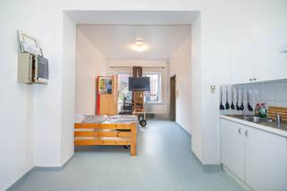 Brussel – in de buurt van het aangename Koninklijk Domein van Laken, dicht bij alle communicatiemiddelen: dit mooie dubbele gebouw heeft...