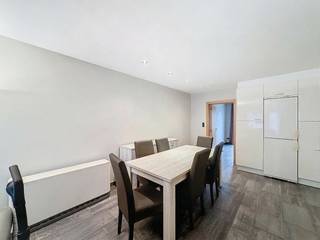 Bent u op zoek naar een instapklaar appartement op een toplocatie in Hemiksem? Dit charmante appartement in de Heiligstraat biedt de perfecte...