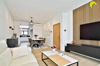 <p><span>Deze instapklare rijwoning bevindt zich in een rustig straatje van de wijk Groenenhoek.  Openbaar vervoer, scholen, zwembad, winkels en diverse pleintjes en parken zijn vlakbij.</span></p><p><span> </span></p><p><span>De woning werd rond 2020 volledig gestript tot op de blote baksteen en herpleisterd, voorzien van 3-dubbel glas PVC ramen, alle leidingen werden vervangen, elektriciteit volledig vernieuwd en conform gemaakt.<br />Ook het dak werd grondig aangepakt en voorzien van isolatie (18 cm glaswol + 14 cm PIR). De gevels werden aan de binnenzijde voorzien van isolatie.  Voor een optimaal comfort zorgde de eigenaar voor een luxe keuken met granieten werkbladen.  In de doorgang naar het terras, is er nog een handige wasplaats en toilet.  De mooie originele houten trap werd gezandstraald.  Op de bovenverdieping bevinden zich de badkamer met inloopdouche, toilet en dubbele wastafel, met ervoor nog een handige berging/strijkkamer/dressing.  Verder 2 kinderkamers en de master bedroom.  De woning is deels onderkelderd.</span></p><p><span> </span></p><p><span>Troeven:</span></p><p><span>- AREI conform + ASBESTVEILIG!</span></p><p><span>- Grondige en kwalitatieve totaalrenovatie (vernieuwbouwing!)</span></p><p><span>- airco's</span></p><p><span>- voortuin met fietsenberging voor 4 fietsen</span></p><p><span>- inbouwspots - videofoon met bediening via GSM</span></p><p><span>- 2 stekker zonnepanelen</span></p><p><span>- enz ...</span></p><p><span> </span></p><p><span>Wordt dit zorgeloos pareltje binnenkort uw nieuwe woonst?</span></p><p><span> </span></p><p><span>EPC: 113  kWh/m²j</span></p><p><span>Oppervlakte volgens meting EPC</span></p><p><span>Beschikbaar o.t.k</span></p><p><span> </span></p><p><span>Voor meer info of een bezoek ter plaatse bel 03/449.42.41 of surf naar <span>www.habicom.be</span></span></p><p><span>Benieuwd naar de waarde van jouw woning?  Check het gratis op <span>www.watismijnhuiswaard.be</span></span></p><p><span> </span></p>