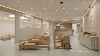 <strong>Ruim multifunctioneel handelspand met garage en mogelijkheid huurkoop in De Gaanderij te Beveren.</strong><br /><br /><strong>Omschrijving:</strong><br />Handelsruimte op uitstekende locatie in <strong>De Gaanderij te Beveren</strong>, vrij in te richten als winkel, kantoor, praktijkruimte, showroom of horeca. Dankzij de aanwezige aansluitingen is een horecazaak perfect mogelijk. Bovendien is er mogelijkheid tot huurkoop.<br /><br /><strong>Indeling:</strong><br />Men komt binnen in een <strong>ruime open toonzaal</strong> met <strong>grote etalage</strong> en <strong>toonbank</strong> vooraan, ideaal als showroom, winkelruimte of ontvangstruimte. Het pand bestaat oorspronkelijk uit t<strong>wee handelspanden</strong> die samengevoegd werden tot één groot geheel, wat zorgt voor een bijzonder ruime en flexibele indeling.<br /><br />Achteraan bevindt zich een <strong>grote werkruimte/opslagplaats</strong> met apart toilet. Er is tevens aansluiting voorzien voor het creëren van een tweede toilet. Verder beschikt het pand over een recente keuken.<br /><br />Helemaal achteraan bevindt zich nog een <strong>praktische inpandige garage</strong>, ideaal voor stockage, laden en lossen of extra parkeermogelijkheid.<br /><br /><strong>Bijzonderheden:</strong><br />Mogelijkheid tot huurkoop;<br /><strong>Geschikt voor diverse doeleinden: winkel, kantoor, praktijk, horeca, showroom, …</strong><br />Recente keuken aanwezig;<br />Inpandige garage;<br />Extra sanitaire aansluitingen voorzien.<br /><br /><strong>Ligging:</strong><br />Gelegen in De Gaanderij te Beveren, op een <strong>vlot bereikbare locatie met goede visibiliteit en voldoende passage</strong>. Nabij winkels, woonwijken en belangrijke invalswegen.