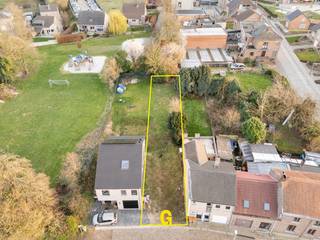 Dit perceel bouwgrond bestemd voor een gesloten bebouwing is gelegen langs de Kortestraat te Waltwilder. <br /><br />Waltwilder is een gunstig gelegen deelgemeente van Bilzen-Hoeselt waar het aangenaam om wonen is in een fijne dorpse sfeer. De Kortestraat is een autoluwe weg op slechts enkele honderden meters van de Maastrichterstraat. Hier zal het rustig om wonen zijn, met tegelijkertijd een vlotte verbinding met het centrum van Bilzen (2,5 km) of Maastricht (8 km). <br /><br />Het perceel heeft een oppervlakte van 3a 37ca en volgende kenmerken:<br />-Breedte aan de straat: 7,70 m<br />-Diepte: 43 m<br />-Maximale bouwdiepte gelijkvloers: 12 + 5 m<br />-Maximale bouwdiepte 1ste verdieping: 12m<br />-Zadeldak verplicht, aan te sluiten op de aanpalende gebouwen<br />-Zuid gerichte tuin <br /><br />Voor meer vrijblijvende info en kopie van de verkavelingsvergunning met -plan en -voorschriften, neem contact op met ons kantoor. <br /><br />Maatregelen opgenomen in het Maatregelenregister: nee<br /><br />Geen bouwverplichting, zodat dit perceel in aanmerking komt als investering of aankoop voor de volgende generatie.