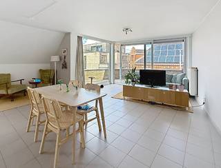 <strong><span>Perfect voor wie centraal en comfortabel wil wonen!</span></strong><br /><br />✨ <strong>Wat mag je verwachten?</strong><br />🏠 Ruime <strong>leefruimte </strong><strong><span>met</span></strong><strong> open keuken</strong><br />🛏️ <strong>2 slaapkamers</strong><br />🛁 <strong><span>Badkamer</span></strong><strong> </strong><strong><span>met</span></strong><strong> ligbad</strong><br />🚽 <strong><span>Afzonderlijk</span></strong><strong> toilet</strong><br />📦 <strong><span>Handige</span></strong><strong> berging</strong><br /><span>☀️</span> <span>Aangenaam <strong>terras</strong></span><br /><span><span><span><span><span><span><span><span><span><span>🚗</span></span></span></span></span></span></span></span></span><strong> </strong><strong><span>Garage</span></strong></span><br />⬆️ Gelegen op de <strong>2de verdieping</strong><br /><br />🛒🚆 <strong>Winkels & openbaar vervoer</strong> op wandelafstand<br />🔥 <strong>Centrale verwarming op aardgas</strong><br /><br />💶 <strong>Voorschot gemeenschappelijke kosten:</strong> €50/maand
