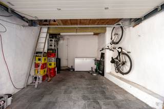 Ce garage fermé situé dans la Van Cromphoutstraat à Wetteren est l'investissement idéal pour ceux qui recherchent un espace de rangement supplémentaire ou un emplacement sécurisé pour leur voiture et/ou leur moto. Grâce à ce garage, vous pouvez vous garer facilement et gratuitement dans le centre de Wetteren, à proximité de la Grote Markt (où le stationnement est payant).<br /><br />AVANTAGES :<br />- Situé dans une rue calme à proximité du centre-ville.<br />- La porte automatique de ce garage fermé protège votre véhicule et/ou votre matériel de la rue.<br />- Le garage est équipé d'un branchement électrique.<br />- Idéal pour les résidents des appartements voisins ne disposant pas de parking privé, les collectionneurs ou ceux qui souhaitent maintenir leur voiture en parfait état.<br />- Le garage dispose d’un étage supplémentaire pouvant servir d’espace de stockage, ainsi que d’une petite terrasse abritée.<br /><br />Contactez Mitch dès aujourd’hui pour une visite et assurez-vous une place de parking sécurisée dans un emplacement de choix.<br /><br />Envoyez un e-mail à mitch.goossens@albert.immo ou appelez le 0470 36 11 85 pour plus d’informations.<br />Chez Albert, vous vous sentez comme chez vous.