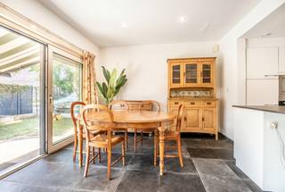 Ontdek dit gunstig gelegen gelijkvloersappartement met gezellige tuin.
Het appartement omvat een inkomhal, een open leefruimte met woonkamer, eetplaats en keuken, één slaapkamer, een badkamer met wastafel en inloopdouche en een apart toilet.
Vanuit de leefruimte heeft u rechtstreeks toegang tot de aangename tuin. Aansluitend bevindt zich een ruime berging, die extra opbergruimte biedt.
De privatieve autostaanplaats voor de deur is inbegrepen in de prijs.
Gunstig EPC-label B!
