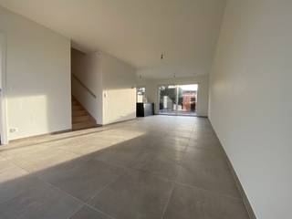 Energiezuinige nieuwbouwwoning met 3 slaapkamers, tuin, tuinberging en 2 autostaanplaatsen. Beschikbaar: onmiddellijk.Ligging: centraal gelegen op...