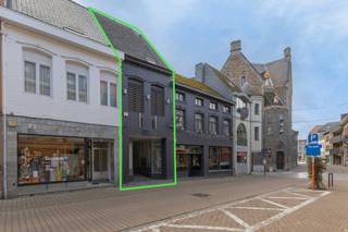 Immo Pické biedt U dit uiterst gunstig gelegen handelswoning aan in het centrum van Halle.<br />Deze te renoveren handelswoning biedt verschillende mogelijkheden, geniet van een vlotte bereikbaarheid, centrale ligging en veel passage van voorbijgangers.<br />Op de gelijkvloerse verdieping bevindt zich de commerciële ruimte dat enerzijds toegang biedt tot een kelder en de eerste verdieping. <br />De eerste verdieping bestaat uit een 2 extra ruimtes en een toilet. Op de tweede verdieping vinden we een inrichtbare zolder.