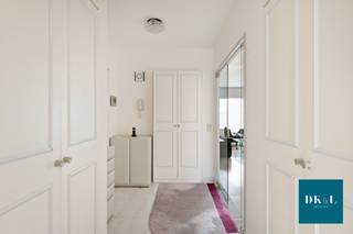 Dit appartement is gelegen in de gegeerde Residentie Van Lierde, in een rustige en groene omgeving nabij het Fort van Merksem. Het bevindt zich op de 5de verdieping van een verzorgd residentieel gebouw. Dankzij de ligging in een doodlopende straat geniet u hier van maximale rust, zonder doorgaand verkeer, midden in een aangename en serene woonomgeving.<br /><br />Het appartement beschikt over een inkomhal met ingemaakte kasten en vestiaire. De ruime en lichtrijke leefruimte van 28m² geeft toegang tot een zonnig terras van ca. 7 m² waar u in alle rust kan genieten van het groene uitzicht.<br /><br />De gesloten, vernieuwde keuken is uitgerust met toestellen en biedt alle comfort. Verder omvat het appartement twee volwaardige slaapkamers van 12m² en 9m² , een badkamer met ligbad en enkele wastafel en een apart toilet.<br /><br />Bij het appartement horen bovendien een autostaanplaats en een private kelderberging.<br /><br />Het gebouw verkeert in uitstekende staat van onderhoud: zowel het dak als de terrassen werden reeds vernieuwd. Dankzij de degelijke basis en de gunstige indeling biedt dit appartement een uitstekende opportuniteit.<br /><br />Een ideale woonst voor wie op zoek is naar ruimte, rust en groen, met alle voorzieningen binnen handbereik.<br /><br />De gemeenschappelijke kosten bedragen ongeveer €285,-/maand verwarming, water, onderhoud gebouw, lift, blokpolis, syndicus, ... inbegrepen