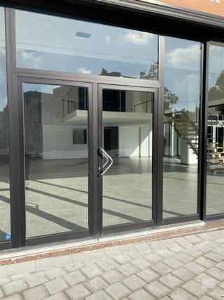 <p>Te koop: Commercieel pand in het hart van Sint-Niklaas – Ideaal voor diverse bedrijfsactiviteiten</p><p>Dit uitstekend gelegen commercieel pand, midden in het bruisende centrum van Sint-Niklaas, biedt een unieke kans voor ondernemers die op zoek zijn naar een strategische locatie met alle moderne voorzieningen. Of je nu een winkel, kantoor, showroom of een andere zaak wilt vestigen, dit pand biedt de ruimte en flexibiliteit die je nodig hebt om jouw bedrijf te laten groeien.</p><p>Locatie, locatie, locatie!<br />Gelegen op een van de meest centrale plekken van Sint-Niklaas, bevindt dit pand zich in een levendige commerciële zone met een grote passage van voetgangers en een hoge zichtbaarheid. Dankzij de nabijheid van het station, bushaltes en de vele parkeermogelijkheden in de buurt, is jouw zaak makkelijk bereikbaar voor zowel klanten als medewerkers. Bovendien is het pand perfect bereikbaar met de wagen en beschikt het over een ondergrondse parking, wat een belangrijke troef is voor zowel jouw personeel als bezoekers.</p><p>De indeling van het pand<br />Gelijkvloers: De commerciële ruimte op het gelijkvloers is ideaal voor winkel- of kantoorgebruik. Dankzij de grote raampartijen geniet je van veel natuurlijk licht en optimale zichtbaarheid. De open ruimte is flexibel in te delen en kan perfect aangepast worden aan jouw bedrijfsbehoeften.</p><p>Mezzanine: Boven het gelijkvloers bevindt zich een ruime mezzanine die uitstekend dienst kan doen als bureauruimte of extra opslagruimte. Het biedt een ideale werkplek met een open en luchtige sfeer, wat bijdraagt aan een aangename werkomgeving.</p><p>Kelder: Het pand beschikt ook over een ruime kelder die kan dienen als opslagruimte, archief of werkplaats. Deze extra vierkante meters bieden je de mogelijkheid om je bedrijfsvoering efficiënt en geordend te organiseren.</p><p>Ondergrondse parking: Een absolute meerwaarde is de ondergrondse parking die exclusief bij het pand hoort. Dit maakt het zowel voor klanten als medewerkers gemakkelijk om het pand te bereiken zonder zorgen over parkeerplaatsen.</p>