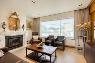 [[ DIT PAND NEEMT DEEL AAN DE ERA OPEN HUIZEN DAG OP 13/6 VAN 14:30 TOT 15:30 ]]
<p><strong>Instapklare villa met 3 slaapkamers in Sint-Eloois-Vijve</strong></p>

<p>Deze charmante alleenstaande gelijkvloerse villa combineert comfort, ruimte en een centrale ligging. De woning werd in 2008 volledig gerenoveerd en is volledig instapklaar. Ze beschikt over drie ruime slaapkamers, een hedendaagse badkamer en een volledig uitgeruste keuken met kookeiland.</p>

<p>De woning is gelegen op een mooi perceel van 1.294 m² en wordt aangevuld met twee functionele bijgebouwen in de tuin, ideaal voor extra opslag, hobbyruimte of professioneel gebruik.</p>

<p><br /><strong>Indeling: </strong>Inkomhal met gastentoilet, lichtrijke leefruimte met ruime eetplaats, aansluitend een open en volledig ingerichte keuken met keukeneiland, drie volwaardige slaapkamers, badkamer met inloopdouche en lavabo, kelder, inpandige ruime garage, aparte dubbele garage met elektrische poort en twee bijgebouwen in de tuin.</p>

<p><br /><strong>Troeven</strong></p>

<ul><li>
	<p>EPC C</p>
	</li><li>
	<p>Volledig gerenoveerd en instapklaar</p>
	</li><li>
	<p>Centrale ligging nabij scholen, winkels en ziekenhuis</p>
	</li><li>
	<p>Ruim perceel met extra bijgebouwen</p>
	</li><li>Gelijkvloers wonen</li></ul>
<strong>Vanafprijs €499.000 – elk hoger bod wordt overgemaakt aan de eigenaar.</strong>

<p>Heeft u interesse in deze woning of wenst u bijkomende informatie?<br />Neem gerust contact op met <strong>Sofie Bossuyt via 0474 222 182</strong>.</p>