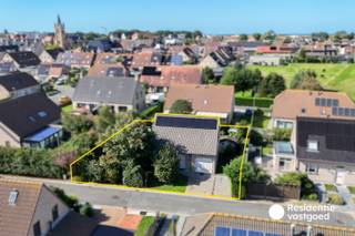 Deze alleenstaande woning is rustig gelegen in een doodlopende straat in Westende en staat op een mooi perceel van 565 m². De woning beschikt over een aangename leefruimte met gashaard en aansluitend een open keuken, waardoor er een gezellige en praktische leefomgeving ontstaat. Verder bevinden zich op het gelijkvloers een badkamer, een afzonderlijk toilet en een ruime wasbergruimte. Op de verdieping zijn maar liefst vier slaapkamers en een tweede toilet aanwezig, waardoor de woning heel wat ruimte biedt voor een gezin of wie graag over een extra kamer beschikt. Buiten geniet u van de rustige ligging en is er voldoende ruimte voor het parkeren van meerdere wagens. Een aangename alleenstaande woning op een rustige ligging in Westende, ideaal voor wie comfortabel en rustig wil wonen vlak bij de kust.<br />EPC: 200 kWh/m² - UC:3775428 ~ Vg, Wg, Gvkr, Vv, Gmo ~ Ref. MI24592