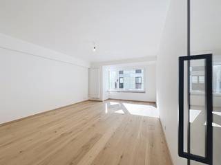 Volledig gerenoveerd appartement met twee ruime slaapkamers, gelegen in een keurig onderhouden gebouw met vernieuwde inkomhal en liften. Ook de gevel werd recent vernieuwd.<br />De lichtrijke leefruimte sluit naadloos aan op een moderne, volledig uitgeruste open keuken.<br />De badkamer beschikt over een stijlvolle inloopdouche en een lavabomeubel. Apart toilet aanwezig.<br />Beide slaapkamers zijn ruim en voorzien van nieuwe ramen.<br />Een instapklare topper aan zee!