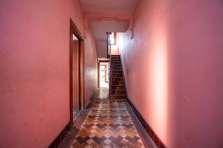 INDELINGGELIJKVLOERSInkomhal met trap naar de verdieping. Woonkamer ingedeeld in 2 compartimenten. Keuken/zij-inkom.Badkamer voorzien van ligbad en...