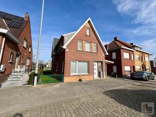 Spoorweglaan 4 te Kluisbergen TOPPER! Deze goed onderhouden woning is gelegen in een doodlopende straat, aan de fietssnelweg Oudenaarde -Kortrijk...